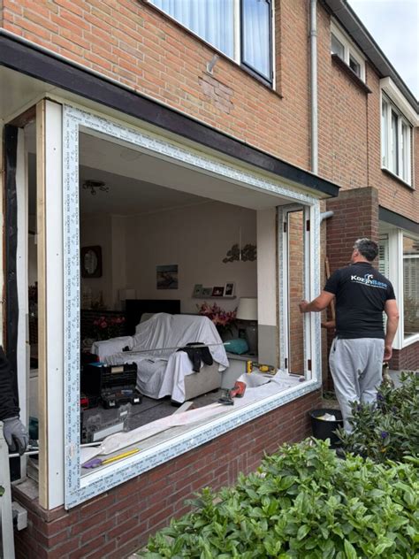 Illustratie: installatieprocedure van kunststof kozijnen in renovatieproject
