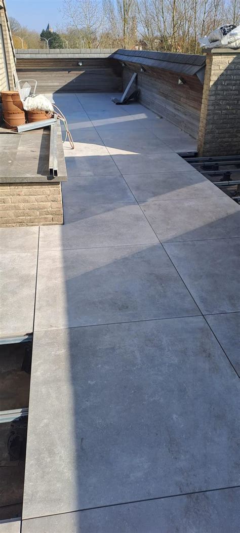 Fotografie van een recent afgerond project met natuurstenen tegels op een terras