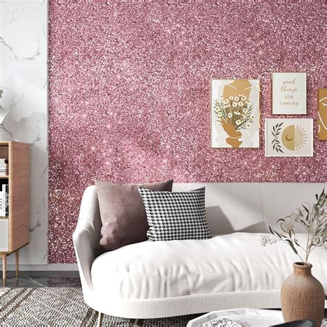 Illustratie van verschillende toepassingen van glitter behang op meubels en muren.