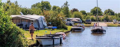 Foto: Overzicht van chalets en stacaravans aan het water op Nederlandse campings