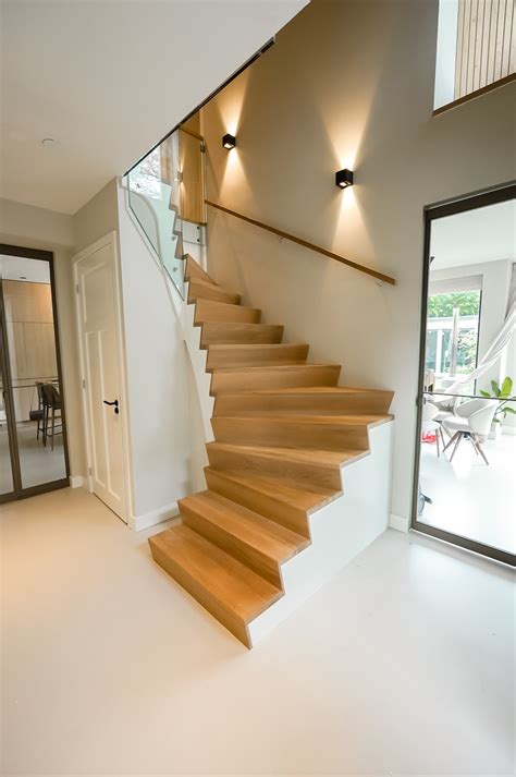 Voorbeeld van een op maat gemaakte houten trap die esthetiek en functionaliteit combineert.