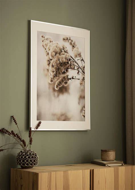 Fotolijst 30x40 zilver MDF - sfeerafbeelding van een moderne woonkamer met een 30x40 fotolijst