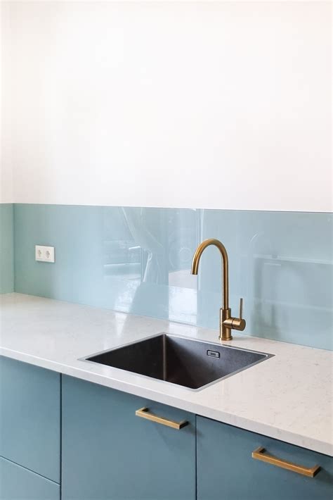 Voorbeeld van een moderne keukenachterwand geverfd in een matte kleur, met nadruk op reinigbaarheid.