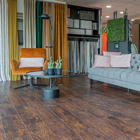 Showroom van Graven Groep met diverse behang- en wandafwerkingsstalen