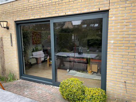 Fotoreeks van een aluminum schuifpui Schüco ASE60 in matzwart.