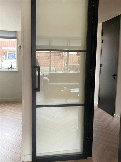 Collage van verschillende staal-look deuren in diverse interieurstijlen.