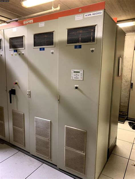 Foto: Voor-en-na installatie van een frequentieregelaar in een werkplaats
