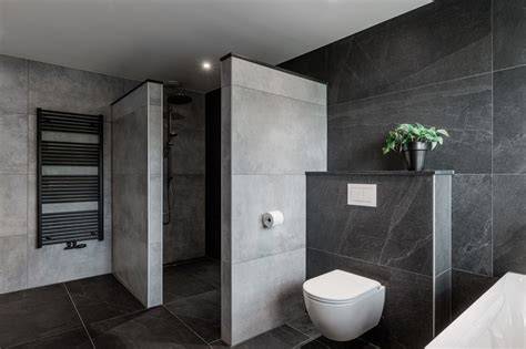 Voorbeeld van een modern badkamer met wandpanelen en strakke voegen