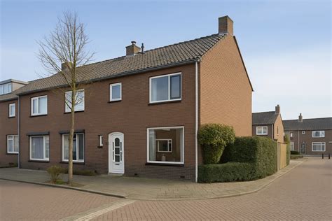 Illustratie van een hoekwoning met twee aangrenzende wegen
