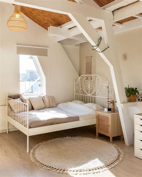 Illustratie van een flexibele kamerindeling die kan dienen als studeerkamer of slaapkamer.