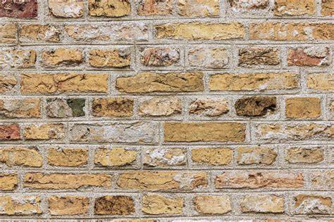 Detail van een kalkmortel in historicistisch metselwerk met schelpkalk en restauratievoegen