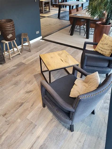 Interieur-van-de-showroom-met-verschillende-houten-vloeren-en-meubilair