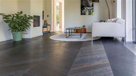 Gedetailleerde-illustratie-van-het-schuurproces-van-een-parketvloer