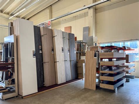 Interieur van de ruime winkel van Bouwie met diverse bouw- en woonmaterialen, waaronder vloeren.
