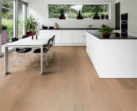 Detailfoto van een hybride vloer met een natuurlijke houtnerfstructuur.