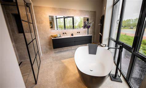 Showroom met diverse luxe badkamers