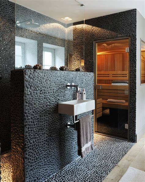 Wellnessbadkamer met inloopdouche, whirlpool en sauna