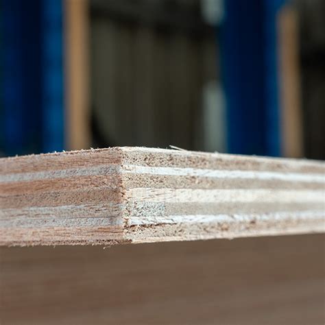 Schematische weergave van de opbouw van multiplex met kruislings verlijmde fineerlagen.