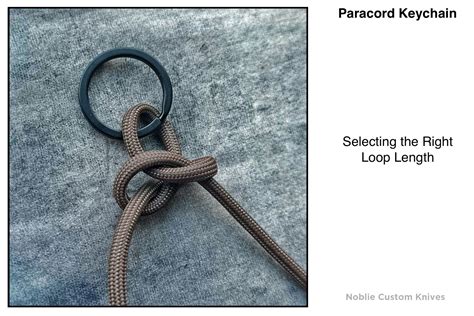 Afbeelding die het verhitten van de uiteinden van paracord met een aansteker demonstreert.