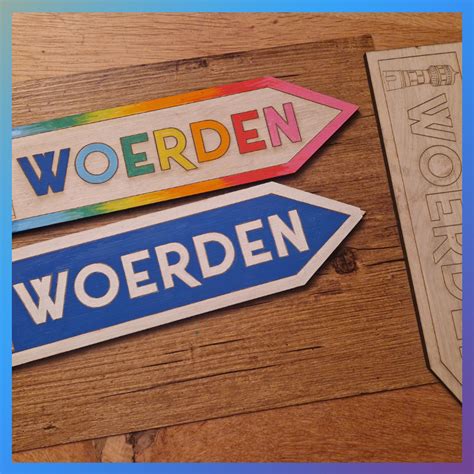 voorbeeld geschilderde en opgepoetste houten wegwijzers