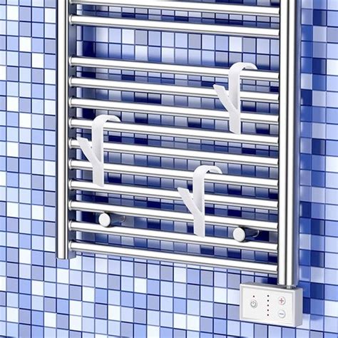 Illustratie van een moderne badkamerradiator met handdoeken