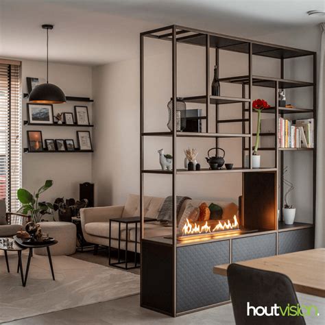 Illustratie van een moderne woonkamer met een hoge room divider die de ruimte verdeelt