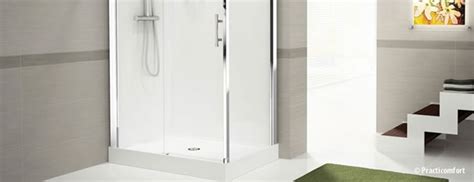 Collage van douchebakken in verschillende kleuren: wit, grijs en zwart, met een focus op de acryl textuur.