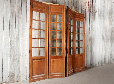 Collage van verschillende oude deuren met diverse paneelindelingen en glas-in-lood details.