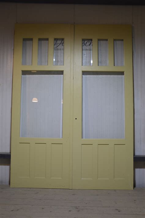 Een selectie van diverse klassieke paneeldeuren, met vermelding van afmetingen waar relevant.