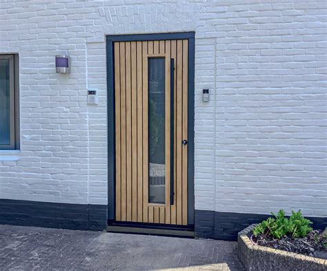 Voorbeeld van een moderne voordeur met horizontale houten lamellen, passend bij een jaren '70 herenhuis.