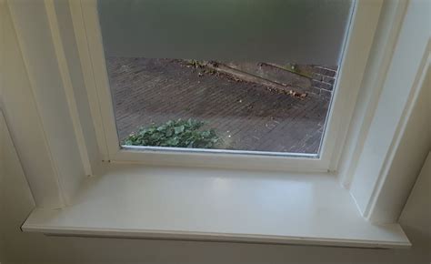 Afbeelding van een gevel met nette afwerking van dagkanten en kozijnen met composiet planken