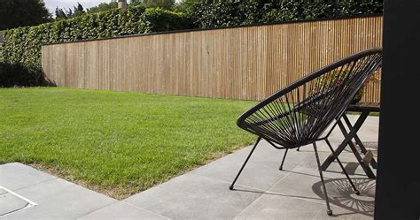 Visualisatie van een tuinafsluiting met hardhout U-profielen die tegen een muur zijn geplaatst