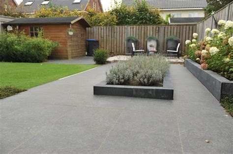 Fotografie van een moderne tuin met diverse Gardenlux keramische tegels