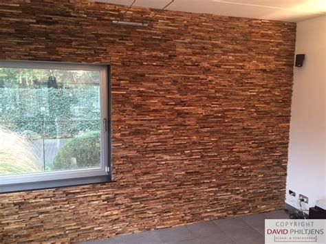 Een muur bekleed met verschillende soorten en patronen van houtstrips
