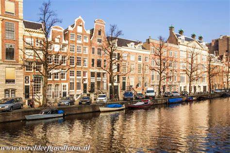 Afbeelding: lotsen van Amsterdamse grachtenhuizen langs de gracht