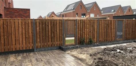 Gedetailleerde afbeelding van een Nobifix schutting met bruin geïmpregneerd hout