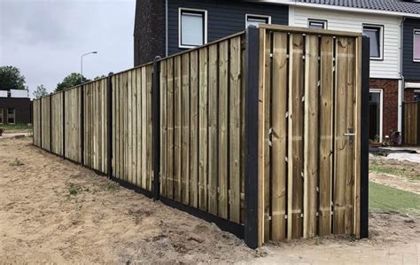 Detailopname van een hout-beton schuttingconstructie