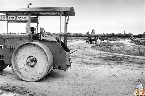 Foto: Gerestaureerde Raadhuis-transformatorkast en historische rails
