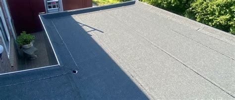 Verschillende soorten dakbedekking voor tuinhuizen: bitumen shingles en metalen dakbedekking.