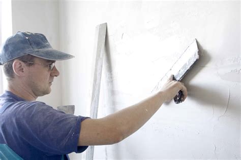 Stukadoor brengt pleisterwerk aan op een muur