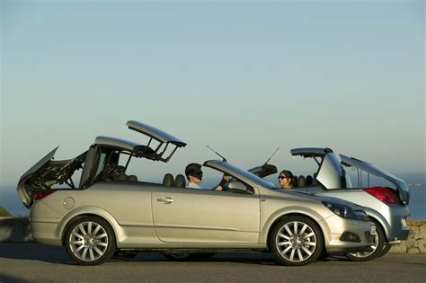 Diverse Opel cabriolets, waaronder Tigra, Astra en Cascada, geparkeerd op een zonnige locatie