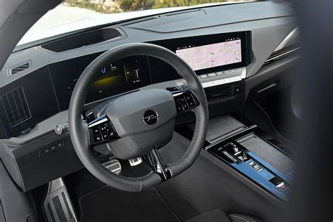 Interieur van een Opel Astra Cabrio (2001-2006) met leren bekleding en dashboard
