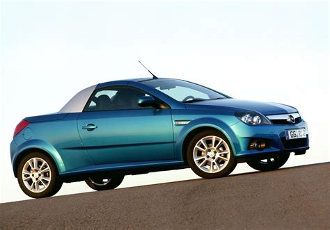 Opel Tigra TwinTop in een levendige kleur, met het dak open