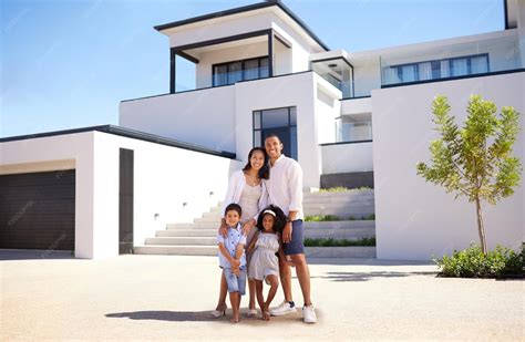 Illustratie van een tevreden gezin voor hun huis met nieuwe kozijnen