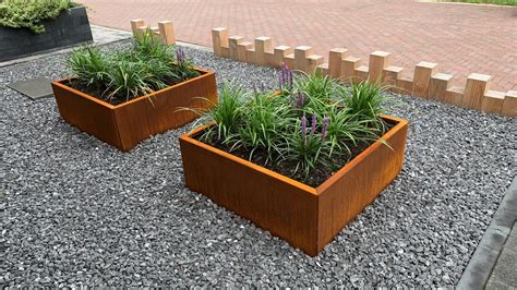 Informatieve afbeelding van een betonnen plantenbak met een moderne uitstraling.