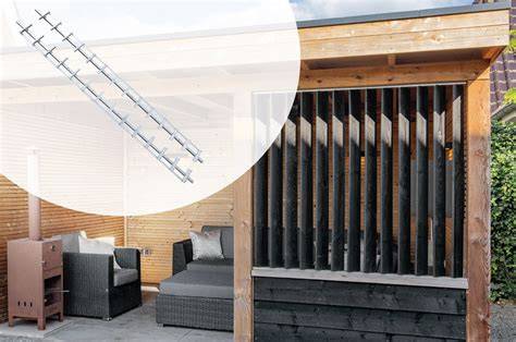 Infographic: Flex Fence systeemarchitectuur met boven- en onderrail, lamellen en montagemateriaal