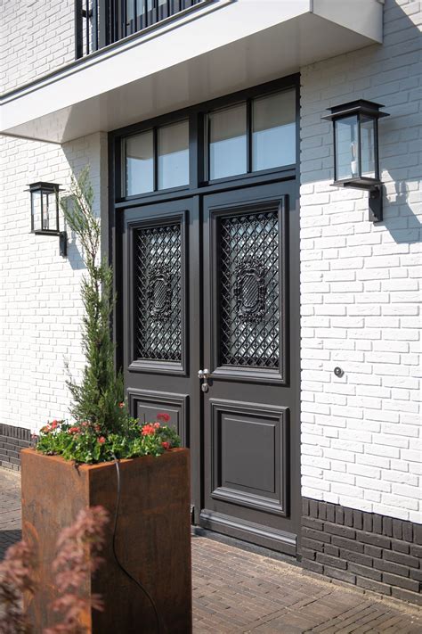 Statige dubbele voordeur van een herenhuis met klassieke details