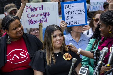Illustratie van het proces van het monteren van een verhoogd dak op een camperbus, inclusief aanpassingen aan de carrosserie.