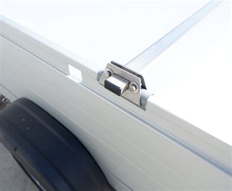 Vergelijking van aluminium en stalen dakdragers voor campers, met nadruk op gewicht, sterkte en windruis.