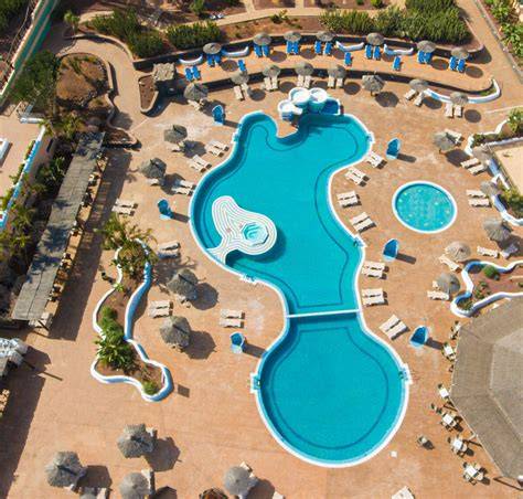 Infographic: Plattegrond van HL Club Playa Blanca met ligging, faciliteiten en waterparktoegang